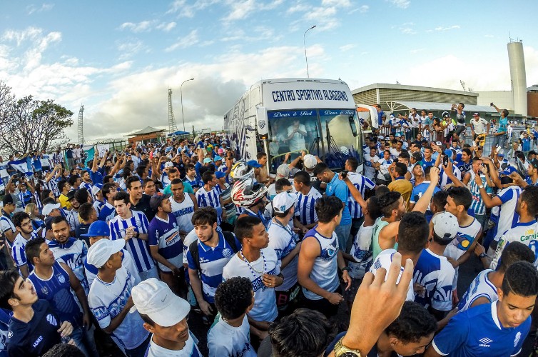 CSA venceu o Tombense por 2 a 0 e está prestes a ir para a Série B