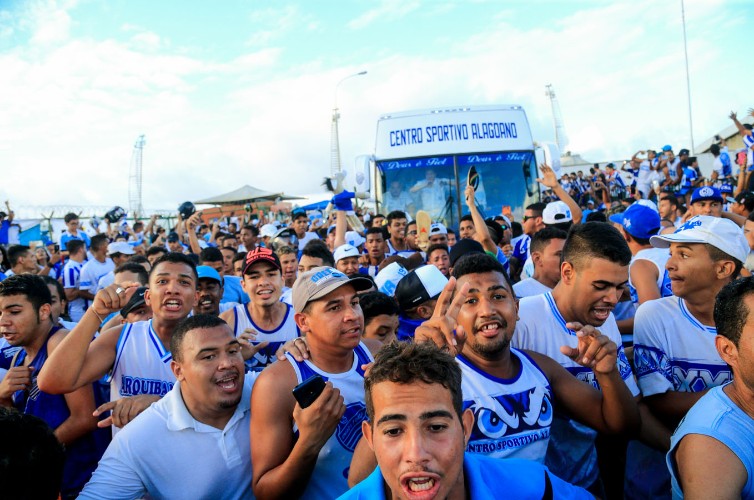 CSA venceu o Tombense por 2 a 0 e está prestes a ir para a Série B