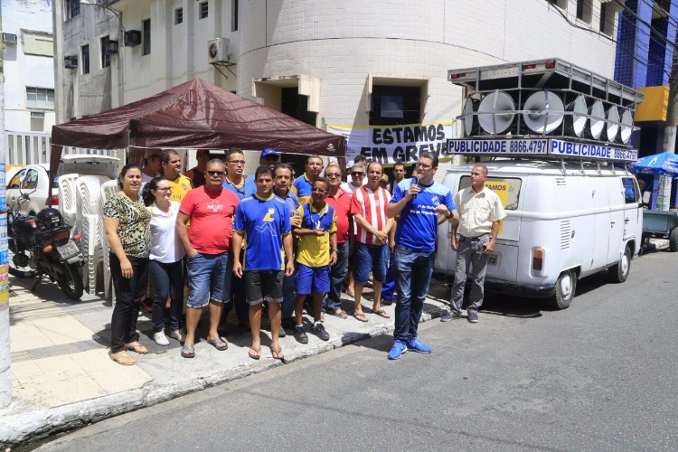 Funcionários dos Correios fazem ato na manhã desta quarta-feira (20), na Rua João pessoa, antiga Rua