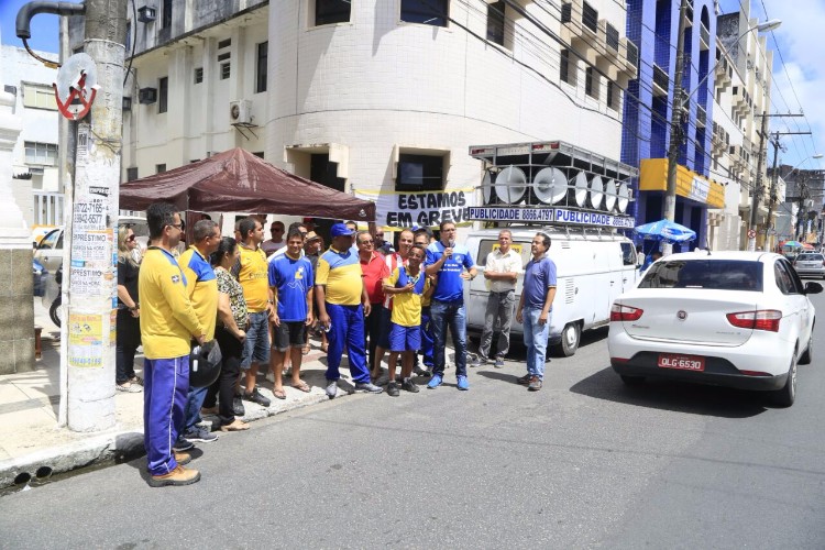 Funcionários dos Correios fazem ato na manhã desta quarta-feira (20), na Rua João pessoa, antiga Rua
