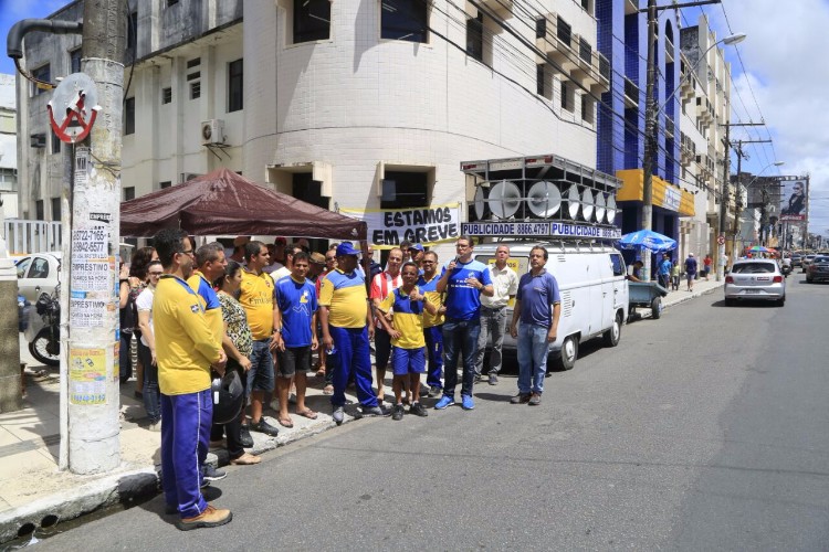 Funcionários dos Correios fazem ato na manhã desta quarta-feira (20), na Rua João pessoa, antiga Rua