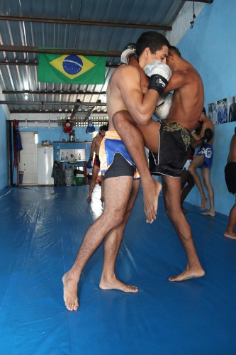 Garotos treinam muay thai na periferia de Maceió, com o professor Luiz Tigrão