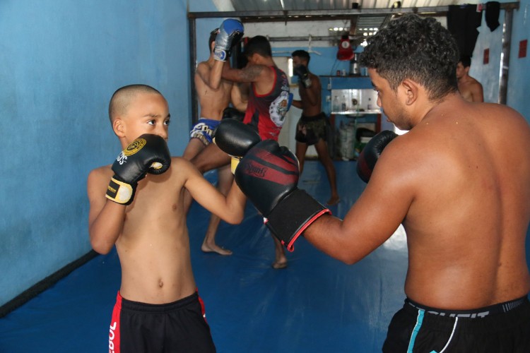 Garotos treinam muay thai na periferia de Maceió, com o professor Luiz Tigrão