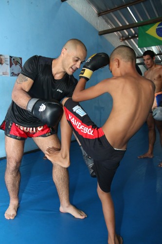 Garotos treinam muay thai na periferia de Maceió, com o professor Luiz Tigrão