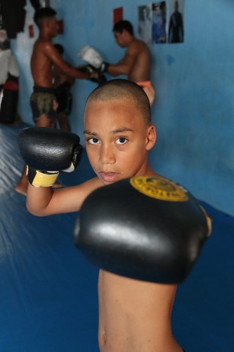 Garotos treinam muay thai na periferia de Maceió, com o professor Luiz Tigrão