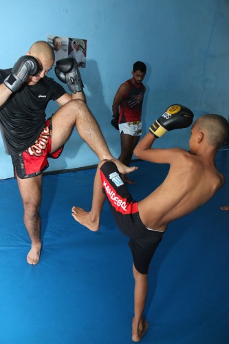 Garotos treinam muay thai na periferia de Maceió, com o professor Luiz Tigrão