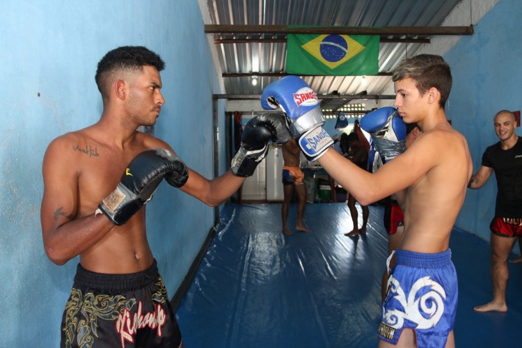 Garotos treinam muay thai na periferia de Maceió, com o professor Luiz Tigrão