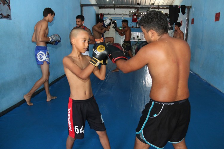 Garotos treinam muay thai na periferia de Maceió, com o professor Luiz Tigrão