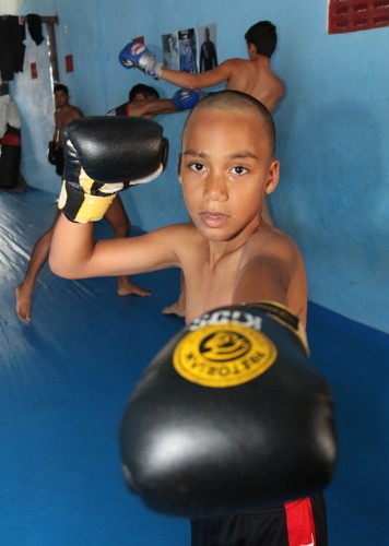 Garotos treinam muay thai na periferia de Maceió, com o professor Luiz Tigrão
