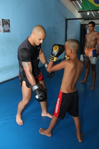 Garotos treinam muay thai na periferia de Maceió, com o professor Luiz Tigrão