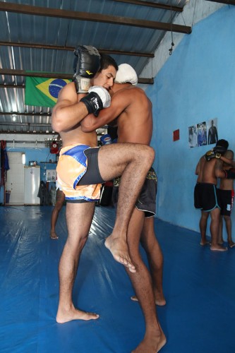 Garotos treinam muay thai na periferia de Maceió, com o professor Luiz Tigrão