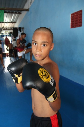 Garotos treinam muay thai na periferia de Maceió, com o professor Luiz Tigrão