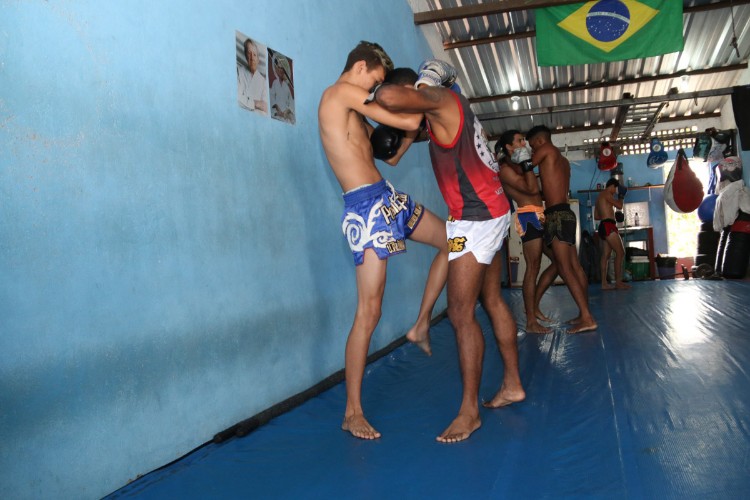 Garotos treinam muay thai na periferia de Maceió, com o professor Luiz Tigrão