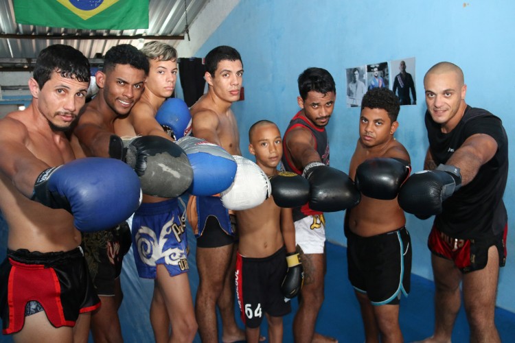 Garotos treinam muay thai na periferia de Maceió, com o professor Luiz Tigrão