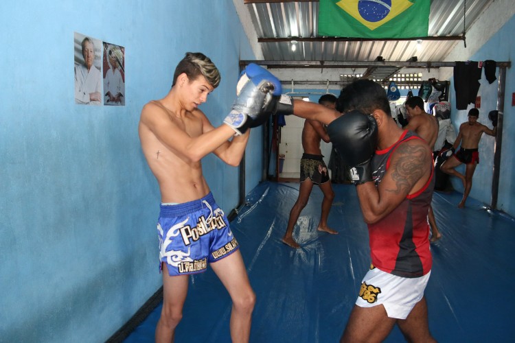 Garotos treinam muay thai na periferia de Maceió, com o professor Luiz Tigrão