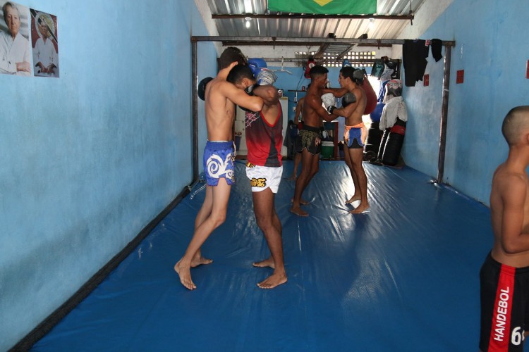 Garotos treinam muay thai na periferia de Maceió, com o professor Luiz Tigrão