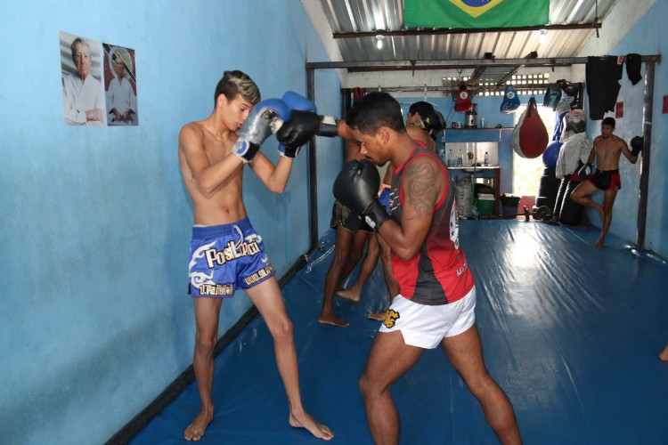 Garotos treinam muay thai na periferia de Maceió, com o professor Luiz Tigrão