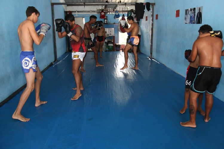Garotos treinam muay thai na periferia de Maceió, com o professor Luiz Tigrão
