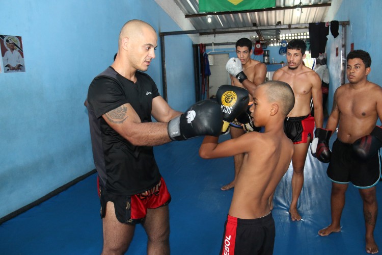 Garotos treinam muay thai na periferia de Maceió, com o professor Luiz Tigrão