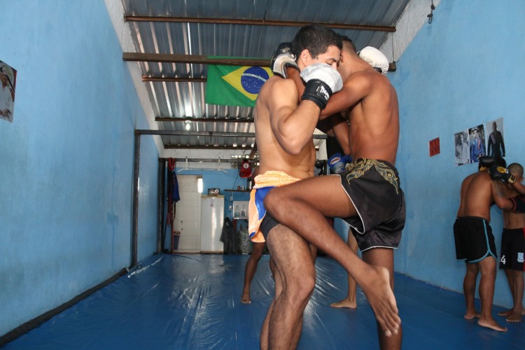 Garotos treinam muay thai na periferia de Maceió, com o professor Luiz Tigrão