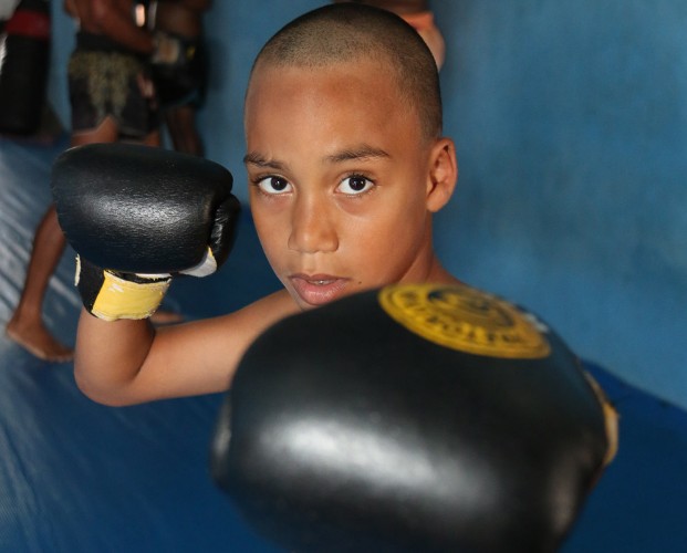 Garotos treinam muay thai na periferia de Maceió, com o professor Luiz Tigrão