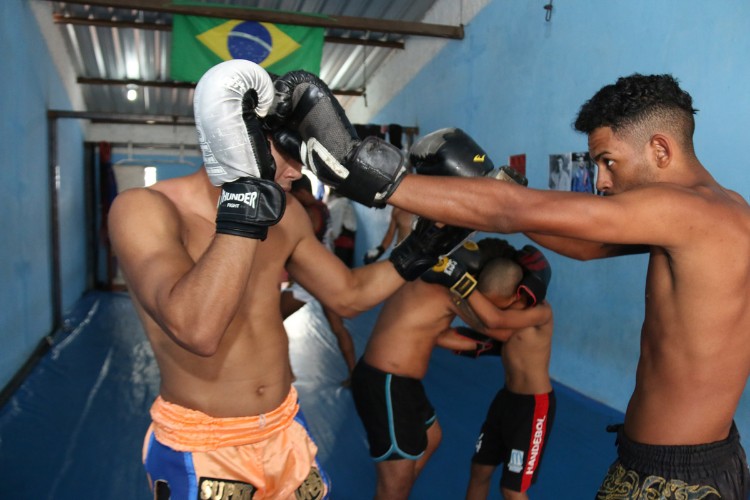 Garotos treinam muay thai na periferia de Maceió, com o professor Luiz Tigrão