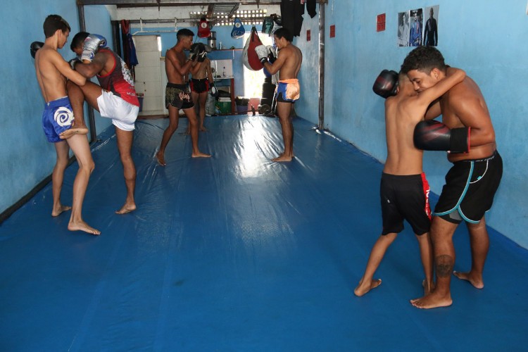 Garotos treinam muay thai na periferia de Maceió, com o professor Luiz Tigrão
