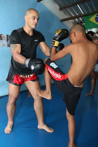 Garotos treinam muay thai na periferia de Maceió, com o professor Luiz Tigrão