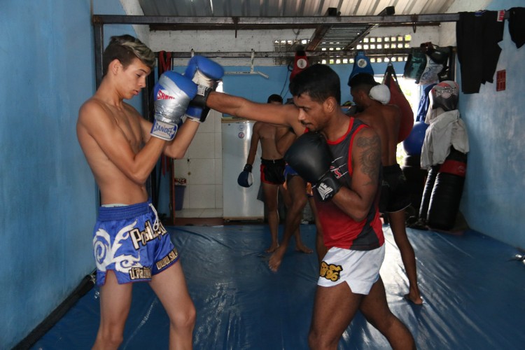 Garotos treinam muay thai na periferia de Maceió, com o professor Luiz Tigrão