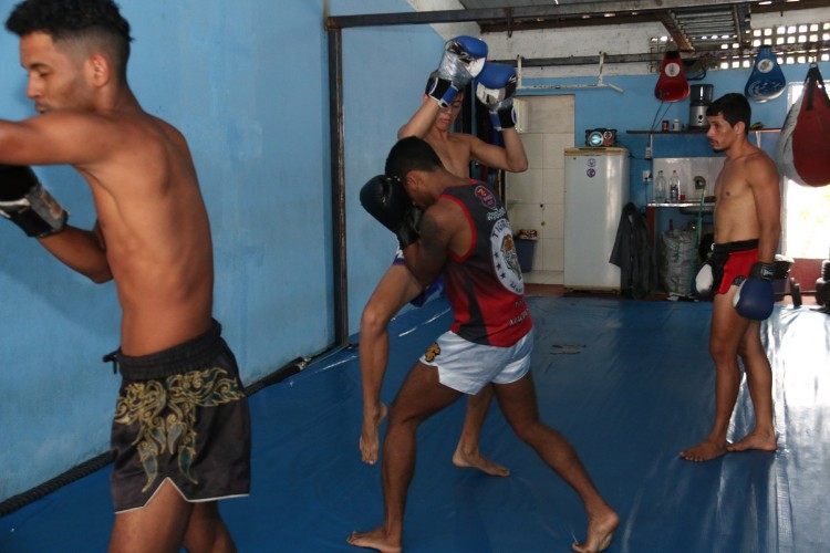 Garotos treinam muay thai na periferia de Maceió, com o professor Luiz Tigrão