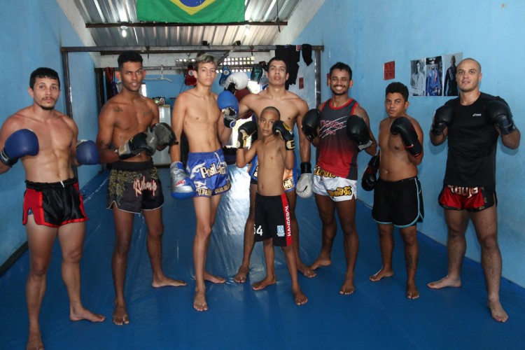 Garotos treinam muay thai na periferia de Maceió, com o professor Luiz Tigrão