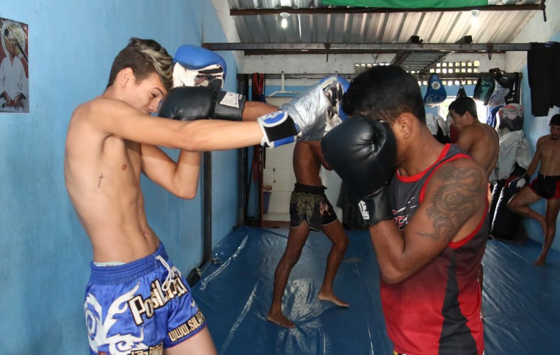 Garotos treinam muay thai na periferia de Maceió, com o professor Luiz Tigrão