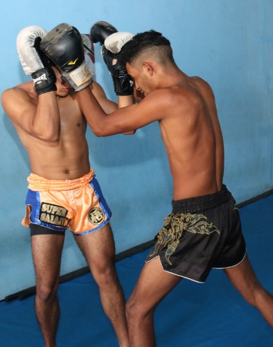 Garotos treinam muay thai na periferia de Maceió, com o professor Luiz Tigrão
