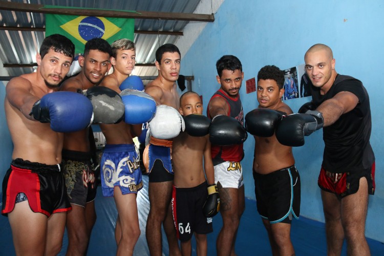 Garotos treinam muay thai na periferia de Maceió, com o professor Luiz Tigrão