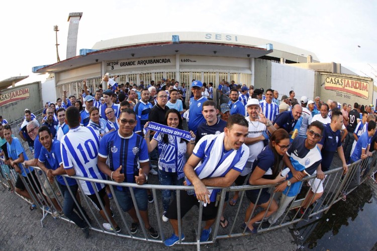 Torcida do CSA lota ruas e faz esquente antes da partida contra Tombese