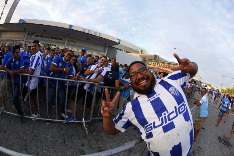 Torcida do CSA lota ruas e faz esquente antes da partida contra Tombese