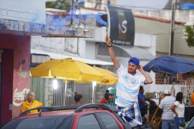 Torcida do CSA lota ruas e faz esquente antes da partida contra Tombese