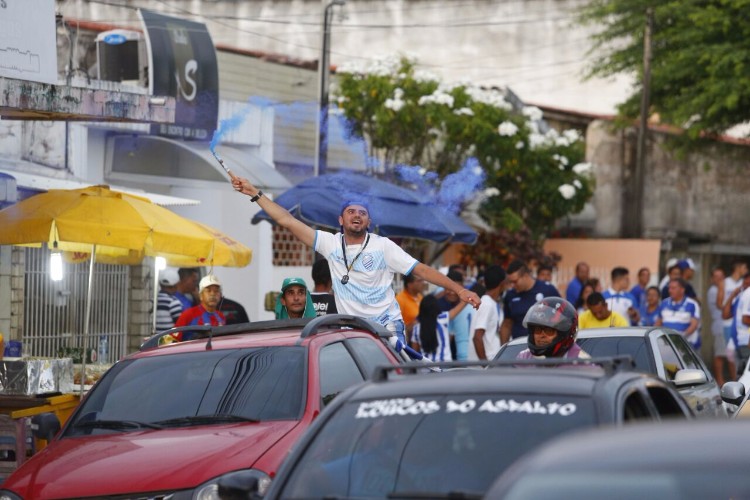 Torcida do CSA lota ruas e faz esquente antes da partida contra Tombese