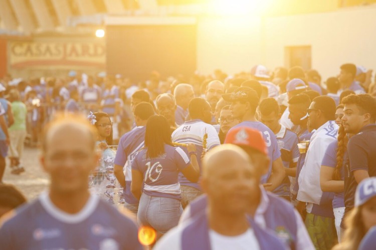 Torcida do CSA lota ruas e faz esquente antes da partida contra Tombese