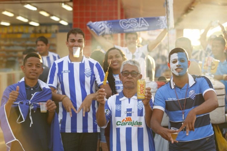 Torcida do CSA lota ruas e faz esquente antes da partida contra Tombese