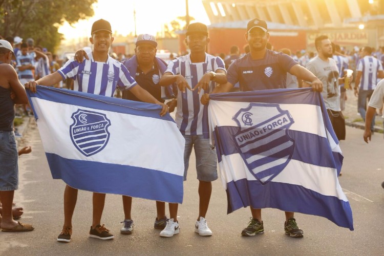 Torcida do CSA lota ruas e faz esquente antes da partida contra Tombese