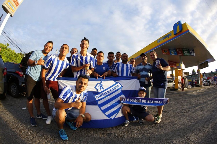 Torcida do CSA lota ruas e faz esquente antes da partida contra Tombese