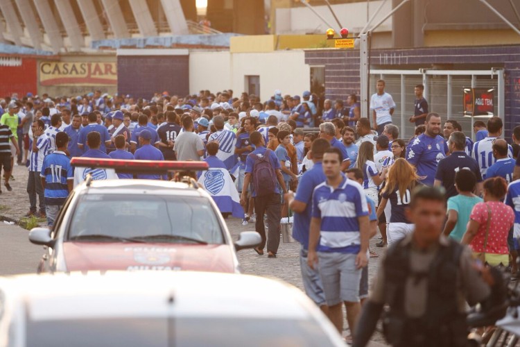 Torcida do CSA lota ruas e faz esquente antes da partida contra Tombese