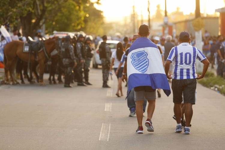 Torcida do CSA lota ruas e faz esquente antes da partida contra Tombese