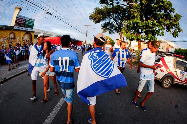 Torcida do CSA lota ruas e faz esquente antes da partida contra Tombese