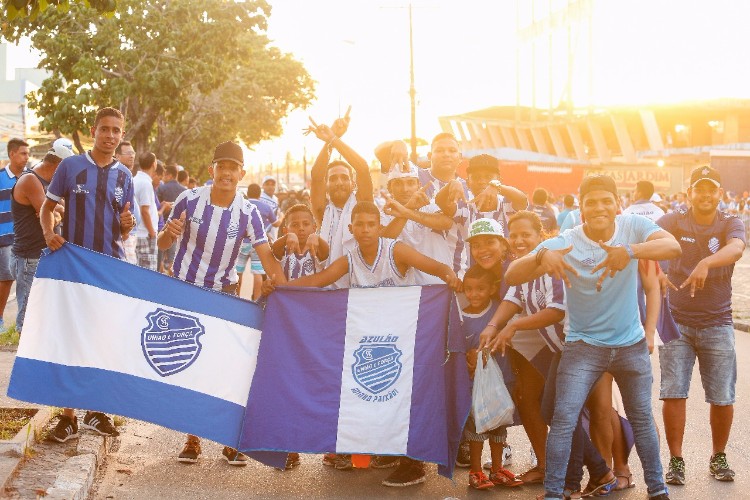 Torcida do CSA lota ruas e faz esquente antes da partida contra Tombese