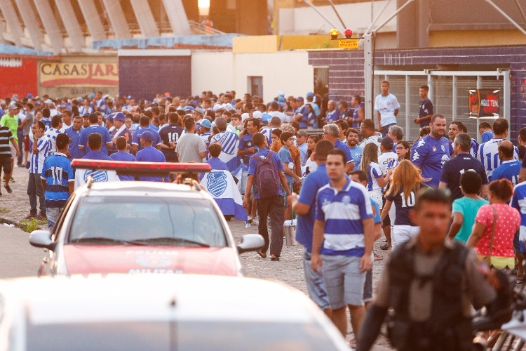 Torcida do CSA lota ruas e faz esquente antes da partida contra Tombese
