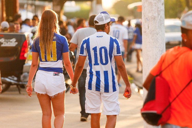 Torcida do CSA lota ruas e faz esquente antes da partida contra Tombese