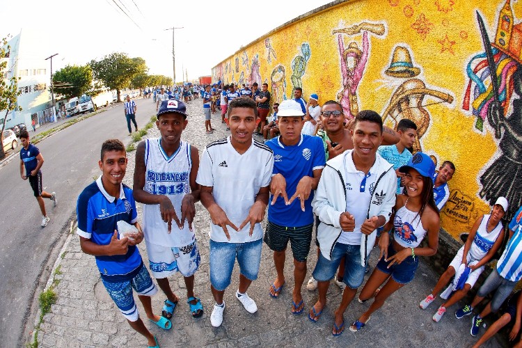 Torcida do CSA lota ruas e faz esquente antes da partida contra Tombese
