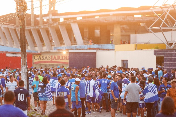 Torcida do CSA lota ruas e faz esquente antes da partida contra Tombese